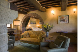 I found the sofa, armchairs and small iron tables in the Arezzo antique market… In terrible conditions…