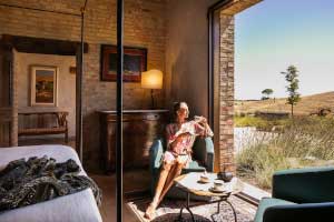 An intimate setting opened to the vastness of the Crete