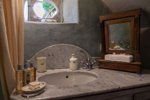 … So cute…: medieval plaster and colors play with Carrara marble…