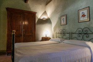 The light plays with the waves on the walls…