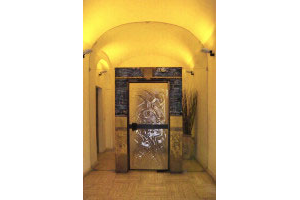 The main entrance with its Guido Girodano’s brass and sculptured glass portal