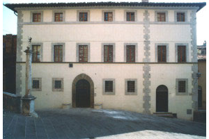 The main façade… With its fake stone corners and pilaster (made of plaster) and fake travertine coating (just painted)… As in the original Palace